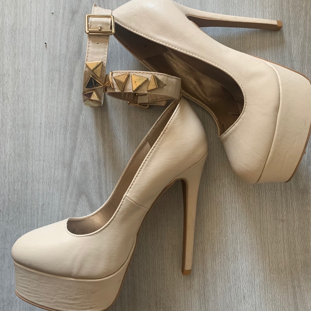 Nude/Gold Heels